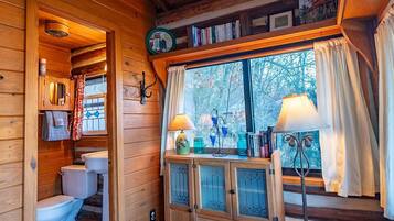 Een douche, een haardroger, handdoeken