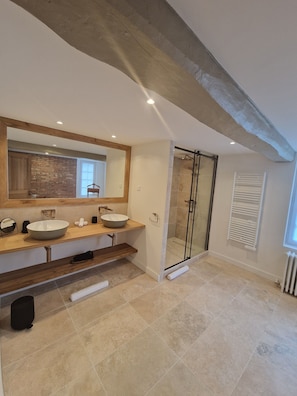 Douche, sĂšche-cheveux, serviettes fournies, savon