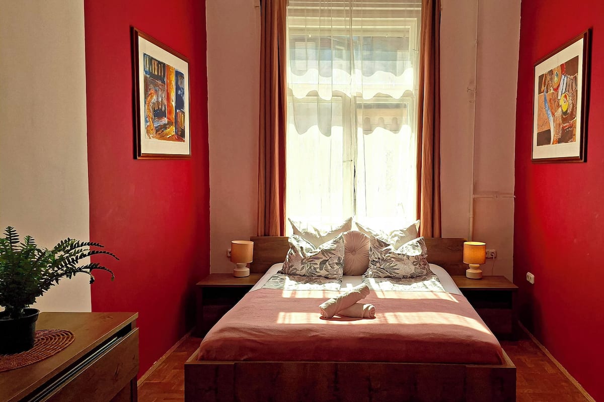 Family Room | 1 bedroom, in-room safe, desk, laptop workspace