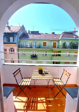 Standard Room, 3 Twin Beds | In-room safe, desk, laptop workspace, blackout drapes. BlackSheep Budapest Smart Rooms