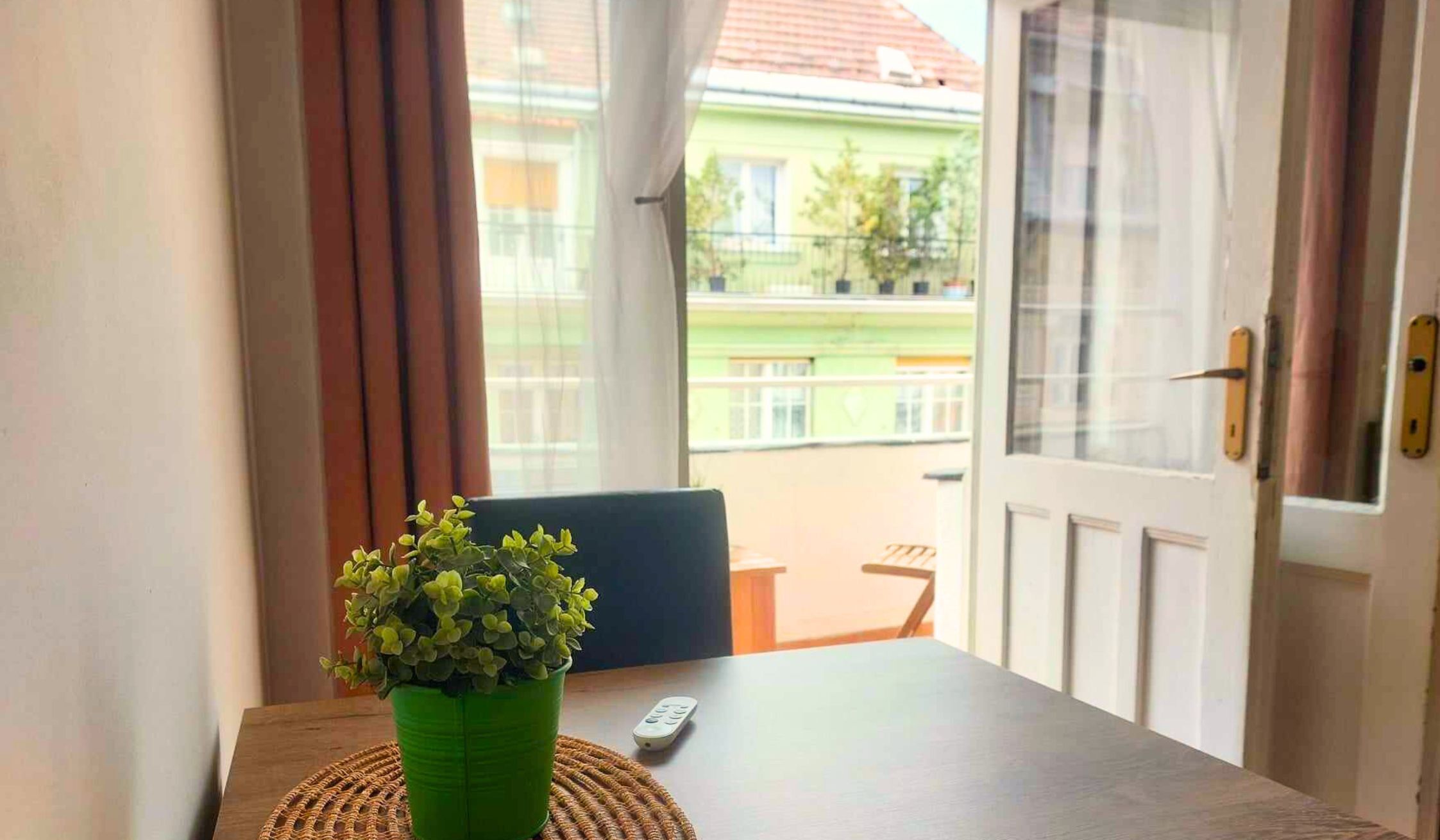 Standard Room | Peti besi dalam bilik, meja, ruang kerja komputer riba 