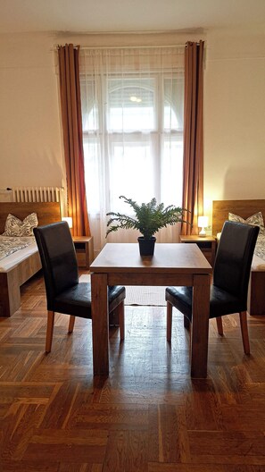 1 habitación, caja de seguridad en la habitación y escritorio 