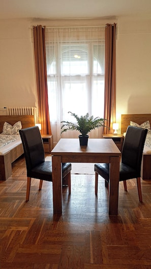 Standaard kamer, 3 eenpersoonsbedden | 1 slaapkamer, een kluis op de kamer, een bureau, een laptopwerkplek