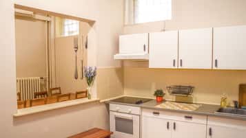 Refrigerador con freezer, microondas, horno, placa de cocina