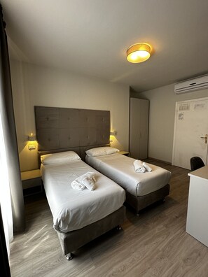 Deluxe Triple Room | Desk, laptop workspace, soundproofing, free WiFi - Hotel Parco dei Faggi - Monte Amiata (Seggiano)