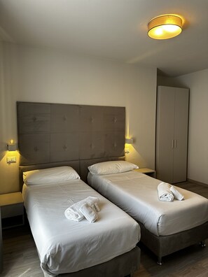 Tremannsrom – deluxe | Skrivebord, skrivebord for bærbar PC, lydisolert og wi-fi (inkludert)