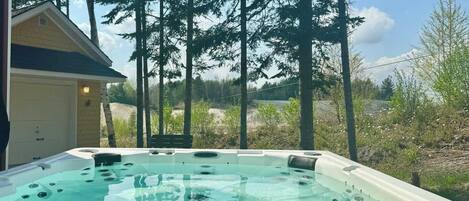Outdoor spa tub