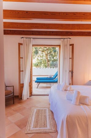 4 makuuhuonetta, työpöytä, silitysrauta/-lauta, vauvan matkasänky