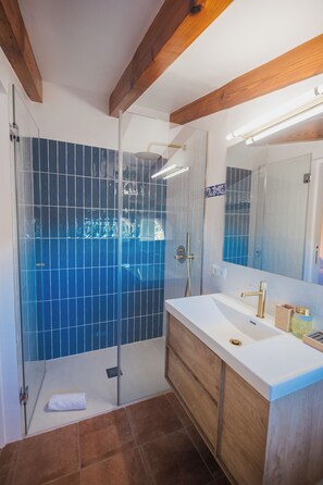 Shower, eco-friendly toiletries, hair dryer, towels - Stunning 4 bedroom Villa in Deià with salt walter pool, large garden & sea view  (Palma)