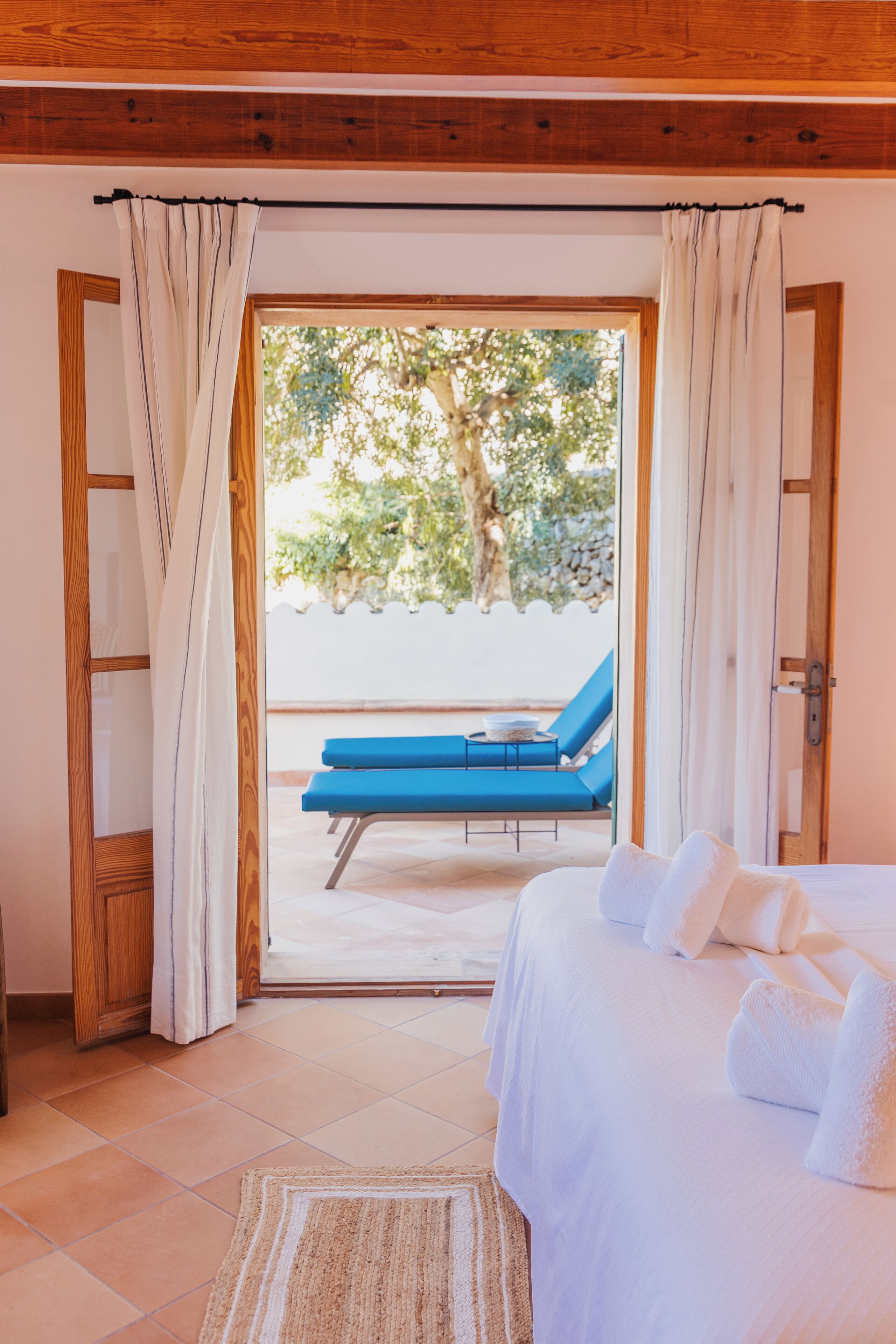 4 bedrooms, desk, iron/ironing board, travel cot