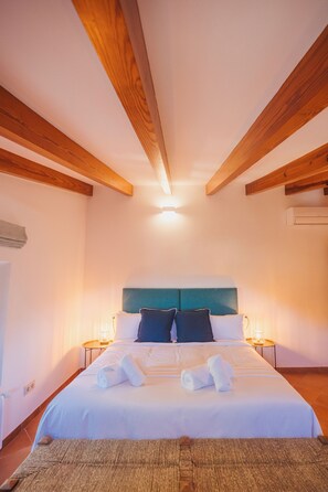 4 chambres, bureau, fer et planche à repasser, lit parapluie