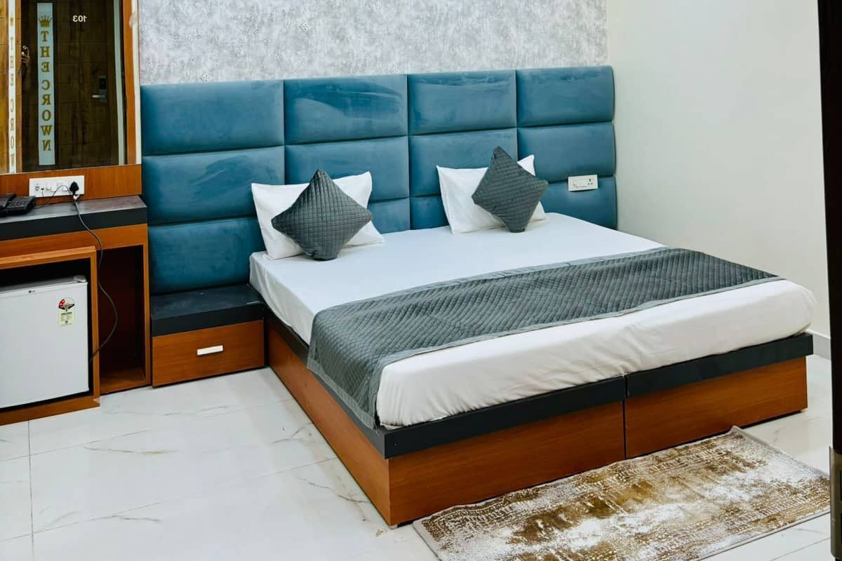 1 habitación, escritorio y espacio para trabajar con laptop
