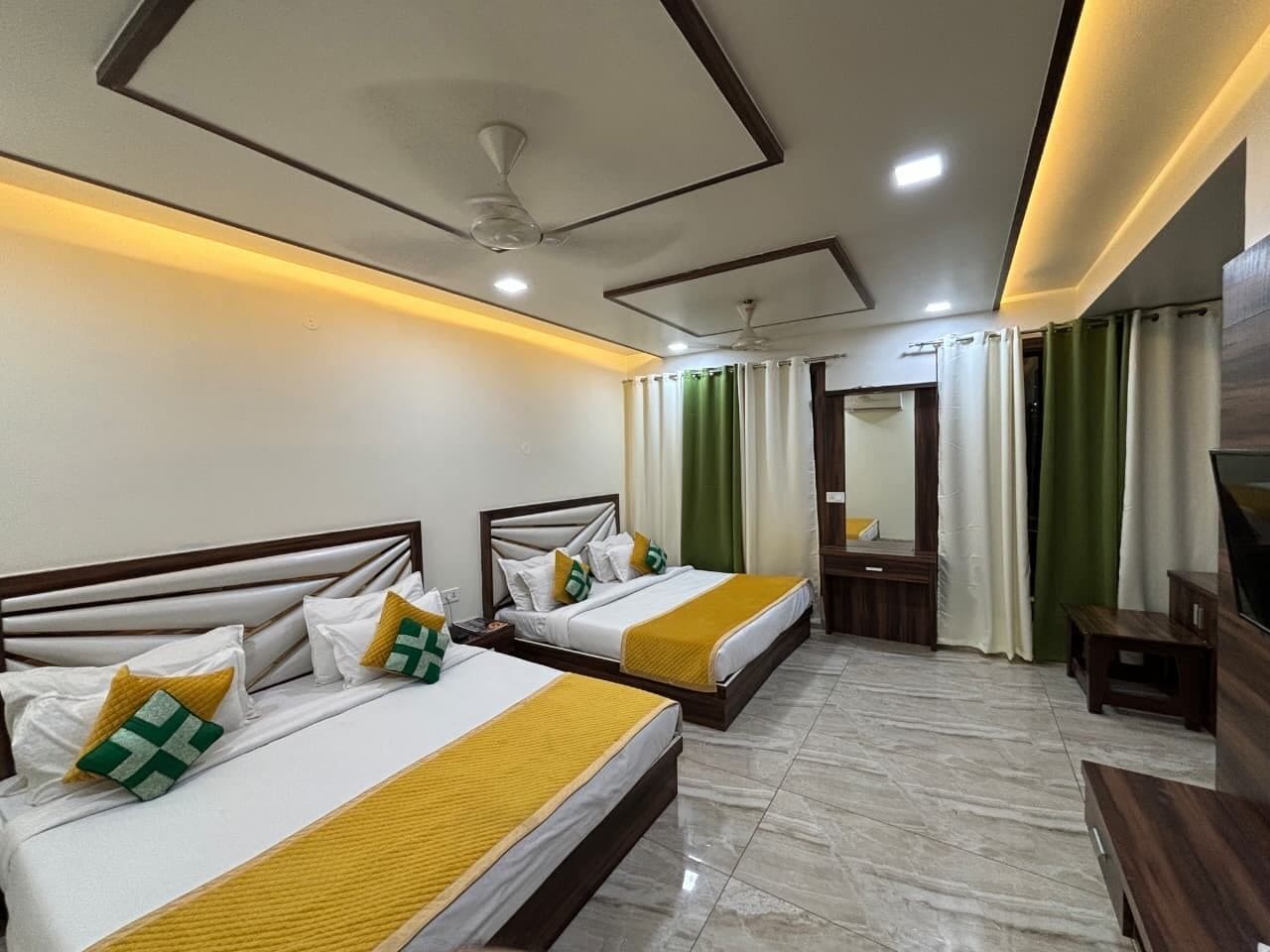 Family Room | Desk, laptop workspace, free WiFi, bed sheets