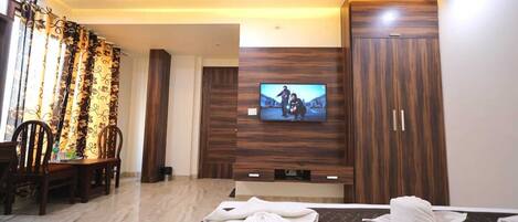 Deluxe Room, 1 Double Bed | Desk, laptop workspace, free WiFi, bed sheets