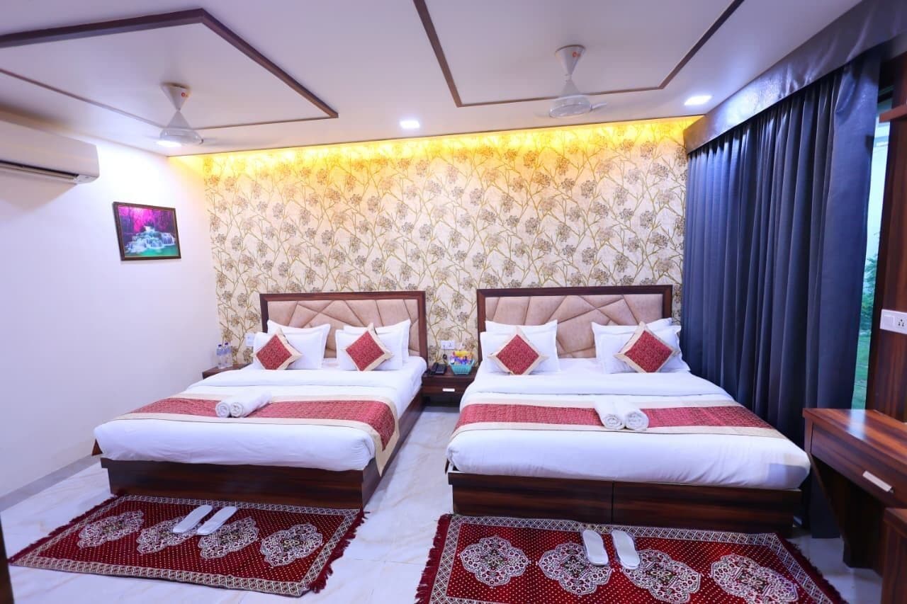 Family Room | Desk, laptop workspace, free WiFi, bed sheets
