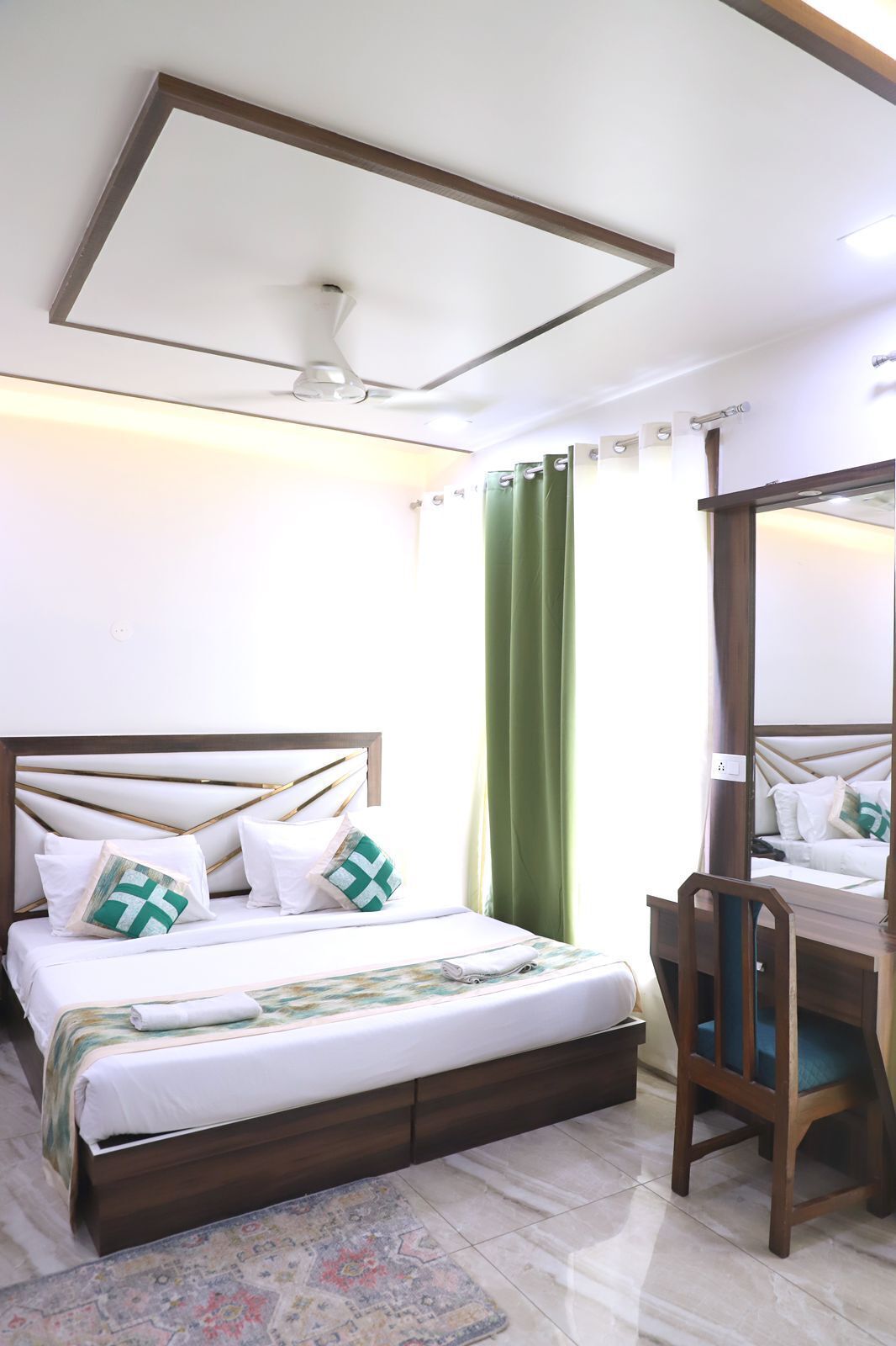 Bureau, espace de travail pour ordinateur portable, Wi-Fi gratuit