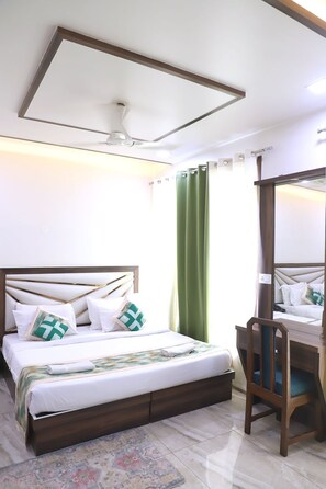 Skrivebord, skrivebord for bærbar PC, wi-fi (inkludert) og sengetøy