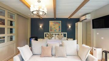 Desk, soundproofing, free WiFi, bed sheets