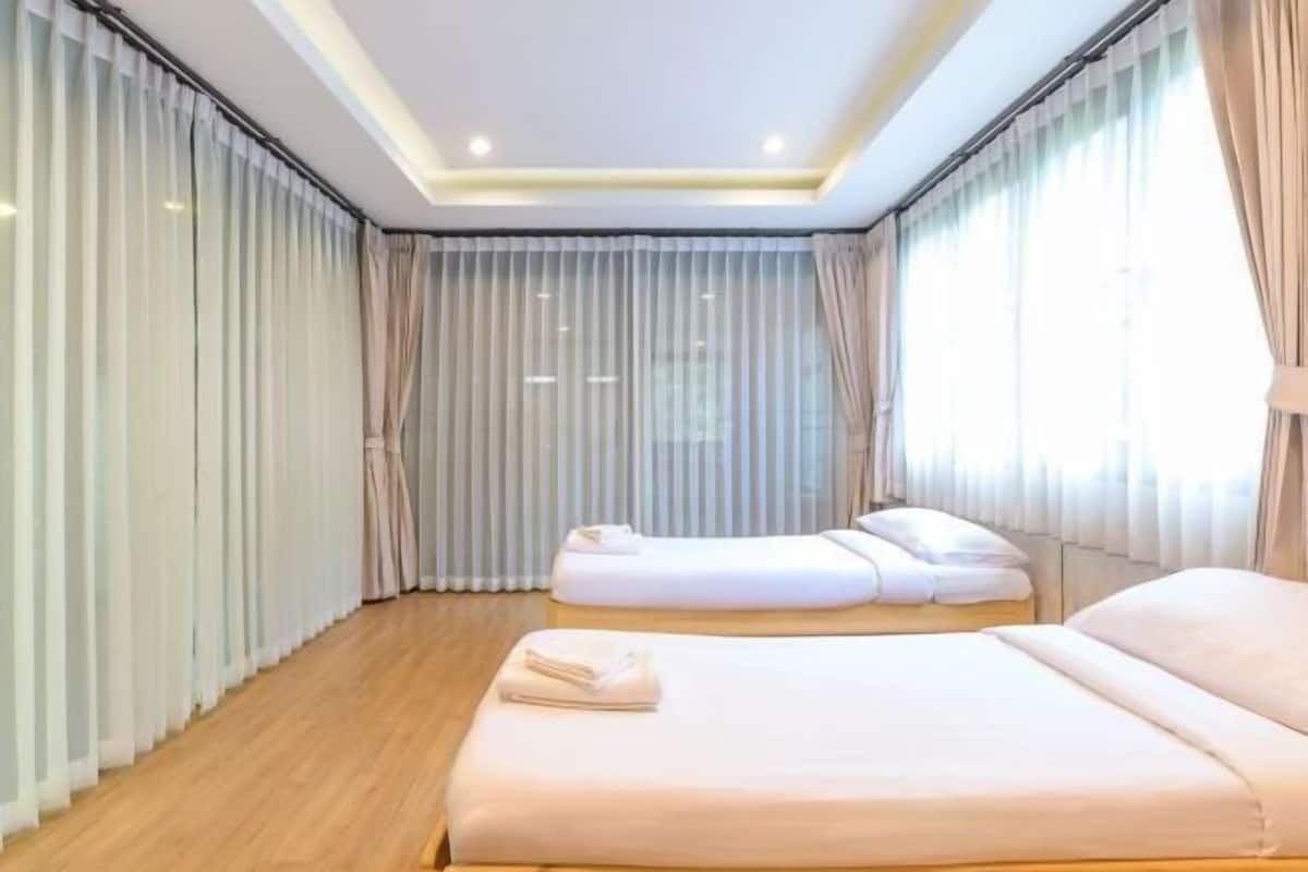 3 bedrooms, desk, soundproofing, free WiFi