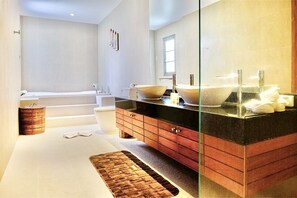 Shower, hair dryer, towels - Wonderful 3br 380sqm Pool Villa Walk To Bangtao Beach and Catch club (ตำบล เชิงทะเล)
