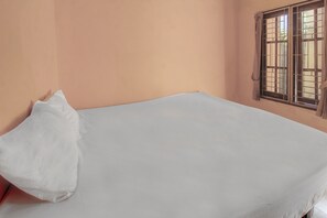 Standard Double Room | Desk, bed sheets - OYO Life 92846 Kost Putra Griya Eka (Janapria)