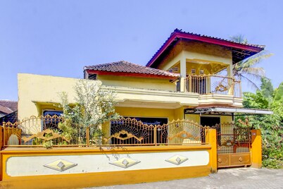 OYO Life 92846 Kost Putra Griya Eka