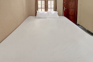 Standard Double Room | Desk, bed sheets - OYO Life 92846 Kost Putra Griya Eka (Janapria)