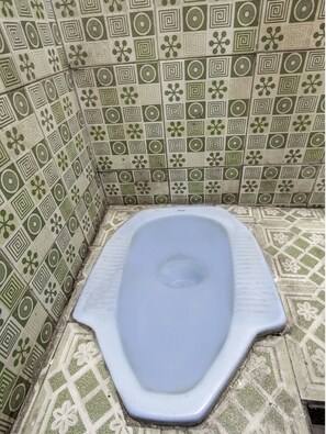 Habitación estándar doble | Baño | Ducha y toallas