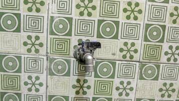 Una pared de azulejos con un diseño geométrico verde y blanco.