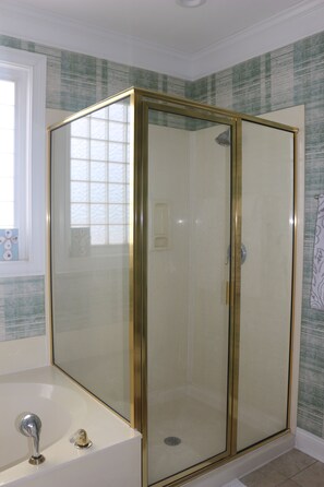 Shower, hair dryer, towels - EXQUISITE OCEAN FRONT house, Heated Pool, Elevator, Pet friendly, Sleeps 18 (Murrells Inlet)