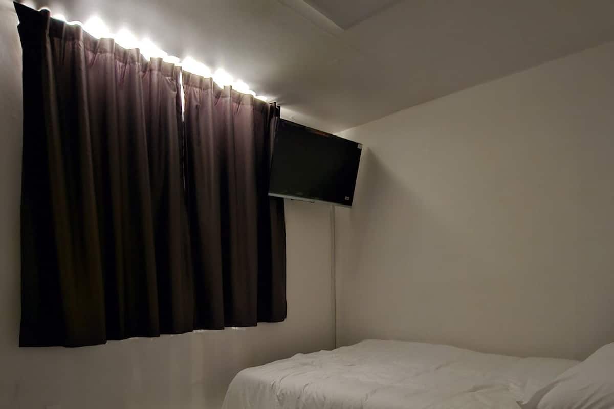 1 camera, biancheria da letto di alta qualità, una scrivania