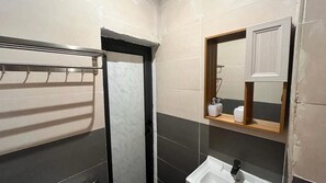 公寓 | 浴室 | 淋浴設備、提供毛巾