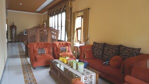 Una sala de estar con un conjunto de sofá, una mesa de centro y un aparador decorativo.