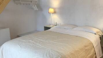 1 bedroom, bed sheets