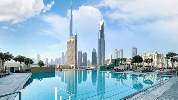 A luxury holiday home with a pool, city skyline views, and modern architecture. - LUX The Downtown Zabeel View Suite 2 (Dubai)