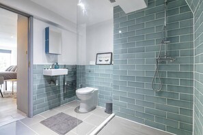 Apartment | Bathroom | Separate bathtub and shower, deep-soaking bathtub, hair dryer, towels - 1-bed Flat in West London, Sleeps 2 (London)