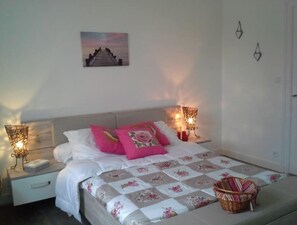 7 Schlafzimmer, Bügeleisen/Bügelbrett, Reisekinderbett