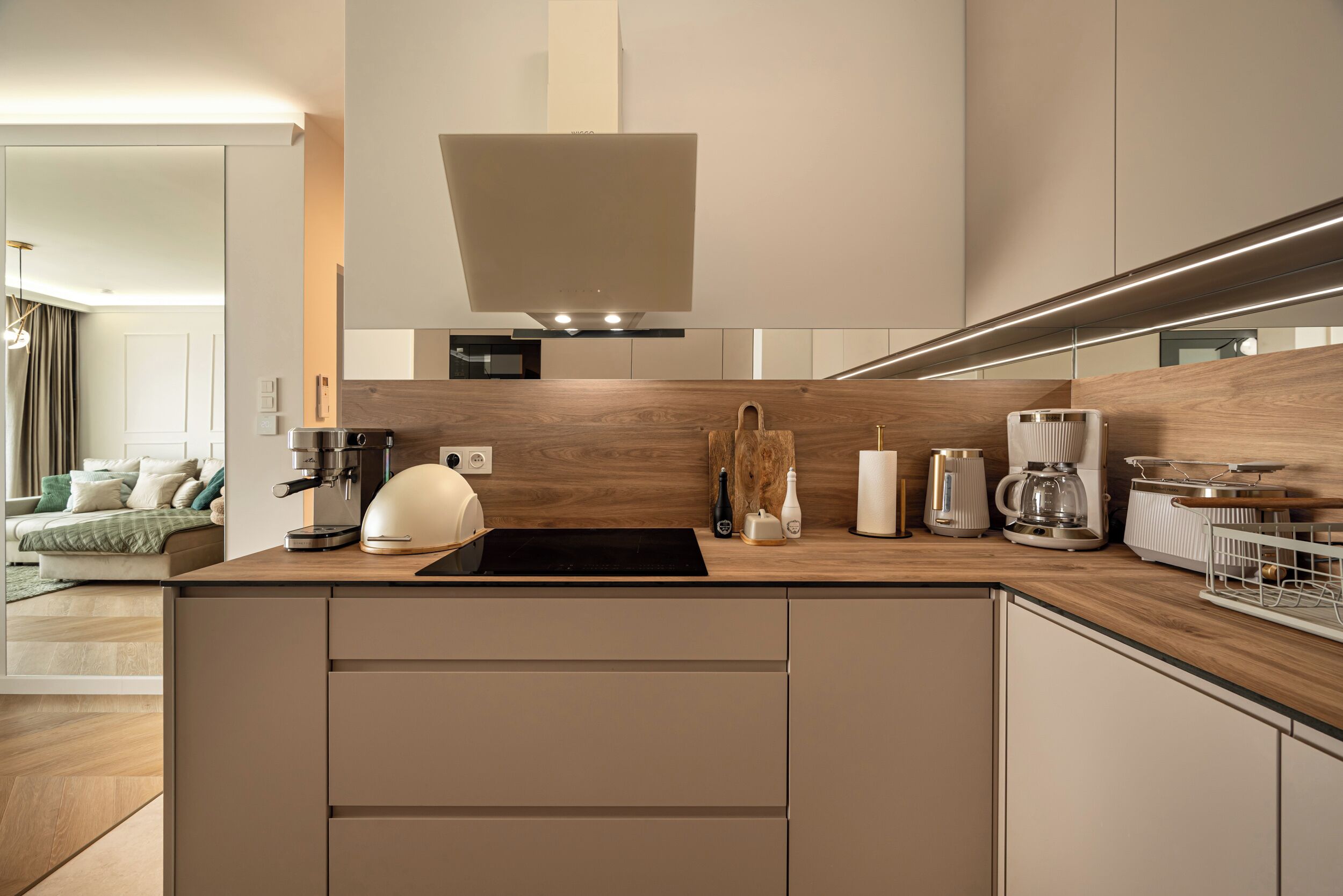 Eine moderne Küche mit einer zentralen Kochinsel, integrierten Geräten und einem minimalistischen Design.