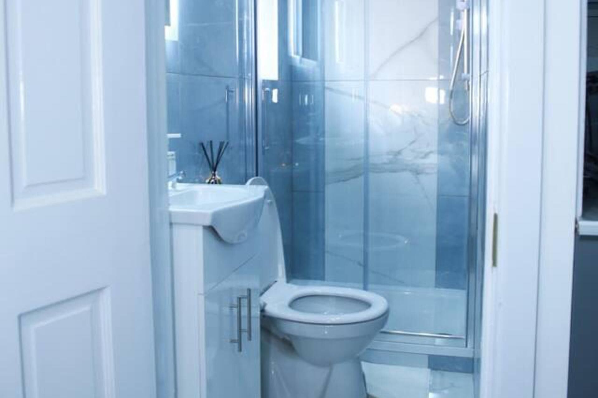 Buồng tắm vòi sen, đồ dùng nhà tắm miễn phí, máy sấy tóc, khăn tắm 