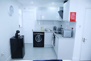 Refrigerador, microondas, horno, placa de cocina