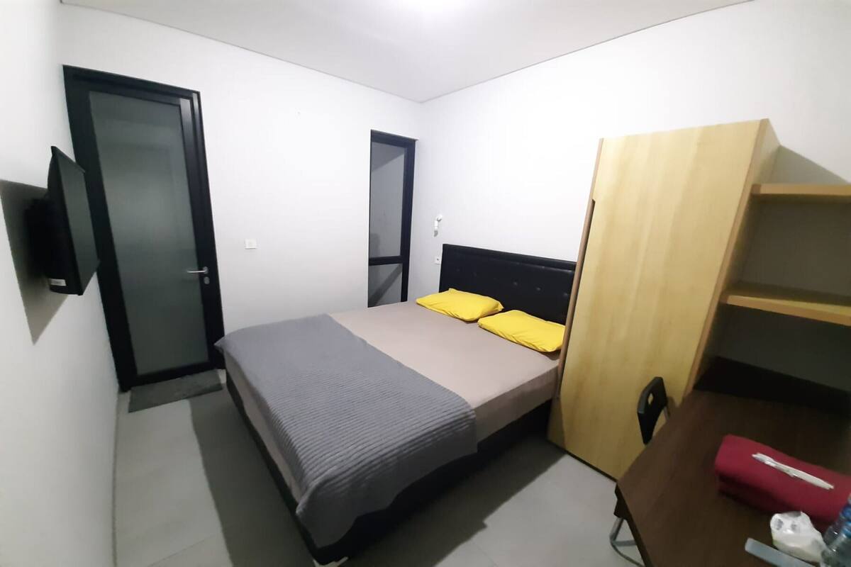 Standard Double Room | Laptop workspace, bed sheets