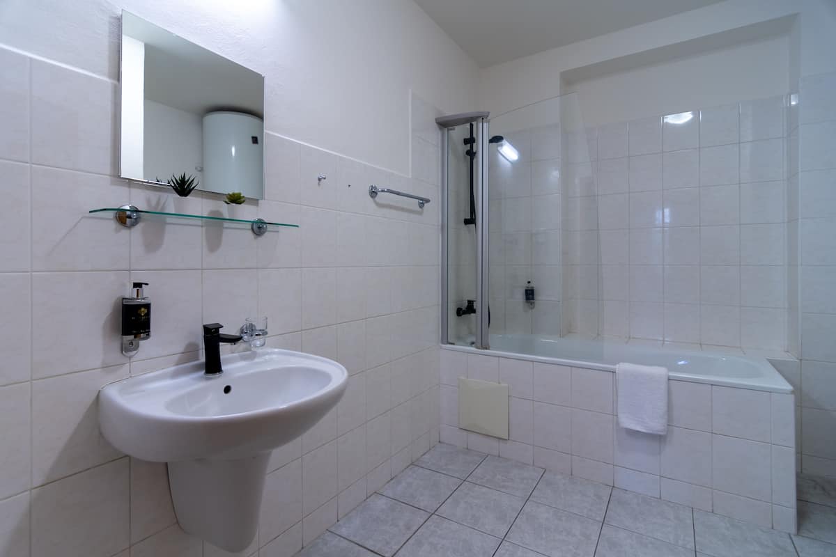 Ücretsiz banyo/kozmetik ürünleri, saç kurutma makinesi, havlu