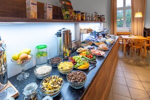 含每日吃到飽早餐