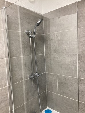 Dusche, Haartrockner, Seife, Toilettenpapier