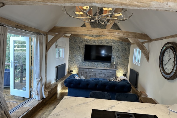 Open plan lounge kitchen breakfast bar / dining