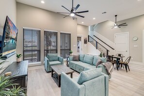 Smart-TV, DVD-Player, Bücher, Videothek