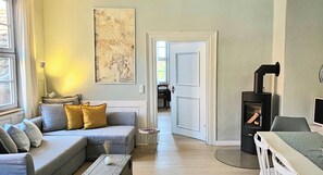 Smart TV, fireplace, books - Erholung mit Hof-idylle & Kamin im Einmaligen Denkmal von 1477, 120qm, Parkpl (Quedlinburg)