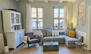 Smart-TV, Kamin, Bücher