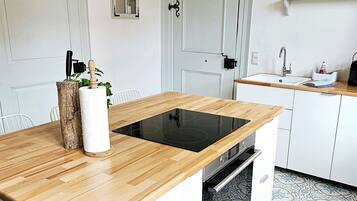 Fridge, oven, stovetop, dishwasher