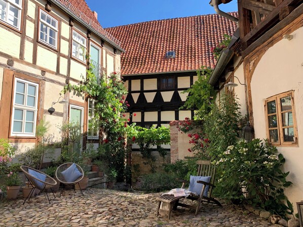 Terrace/patio - Erholung mit Hof-idylle & Kamin im Einmaligen Denkmal von 1477, 120qm, Parkpl (Quedlinburg)